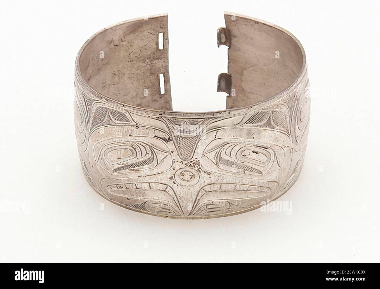 Haida Bracelet, 19th Century. Silver incised, 6 x 3,5 cm, jewelry. Canada Queen  Charlotte Islands (Haida Gwaii Stock Photo - Alamy