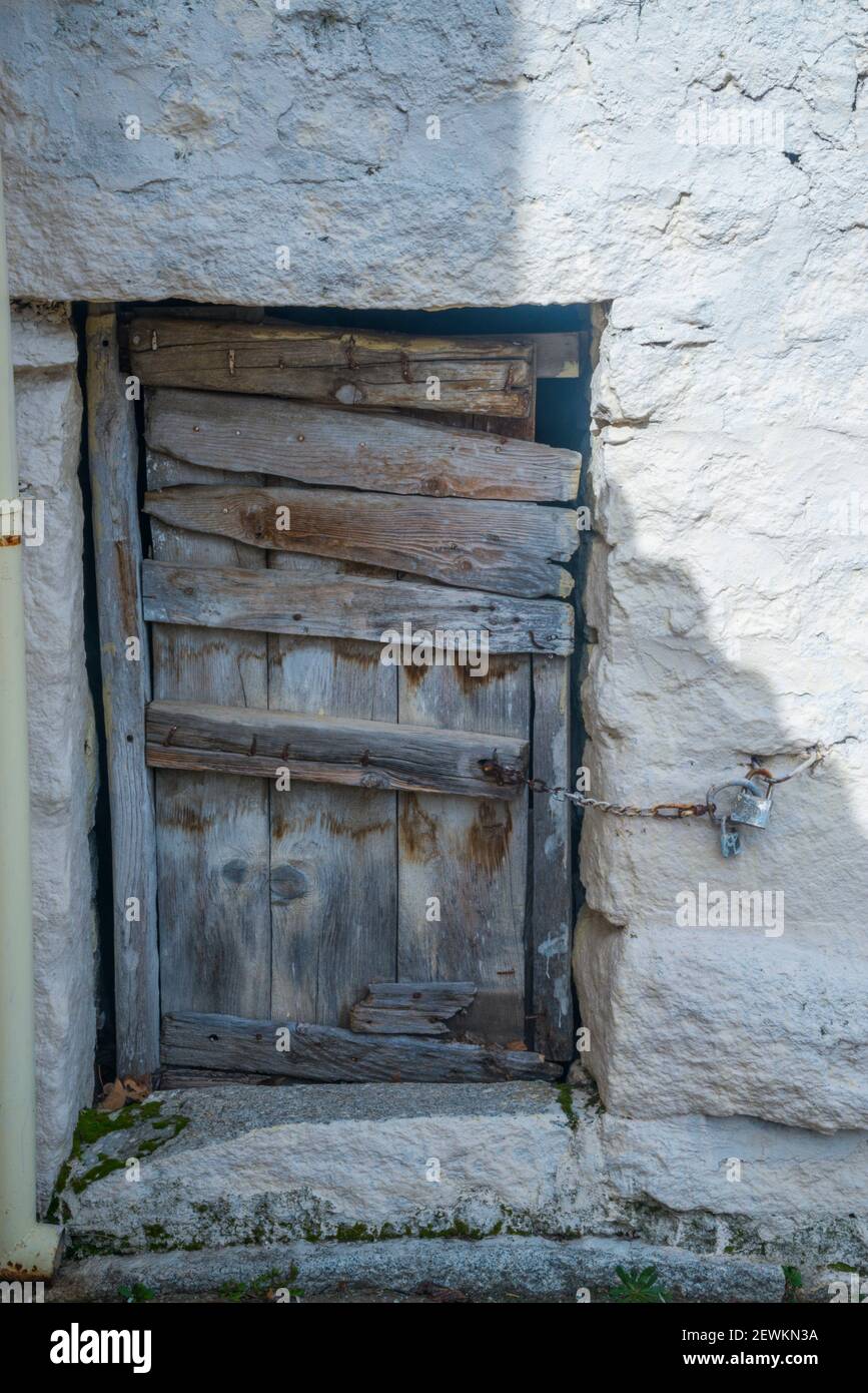 Old wood door image hi-res stock photography and images - Alamy