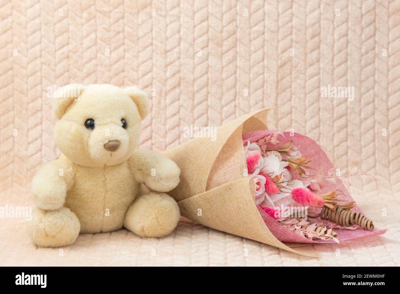 White teddy bear with bouquet flowers Stock Photo - Alamy