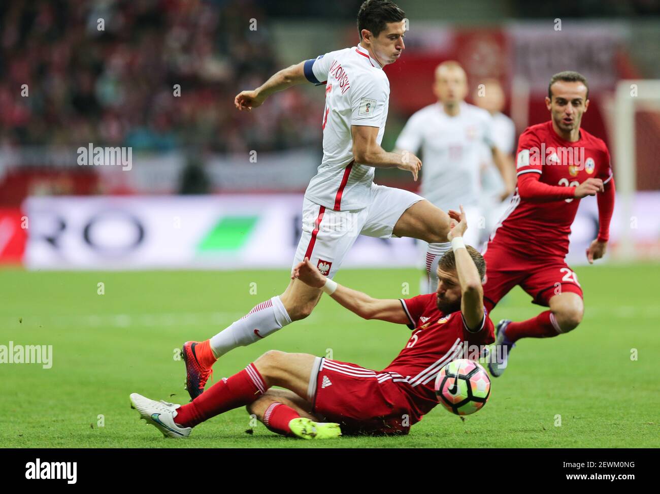 11.10.2016, Warszawa, pilka nozna, eliminacje mistrzostw swiata 2018, Polska  - Armenia, Robert Lewandowski (POL), Gael Andonian (ARM), Poland - Armenia,  World Cup 2018 qualifier, fot. Tomasz Jastrzebowski / Foto  Olimpik04.09.2016, Warszawa, Robert