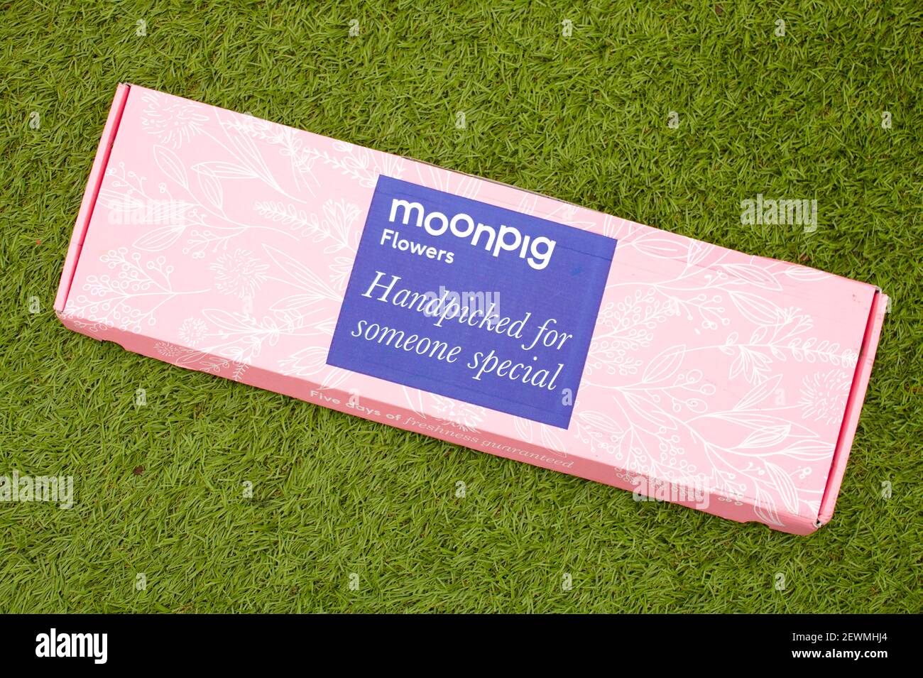 Moonpig flower box hires stock photography and images Alamy