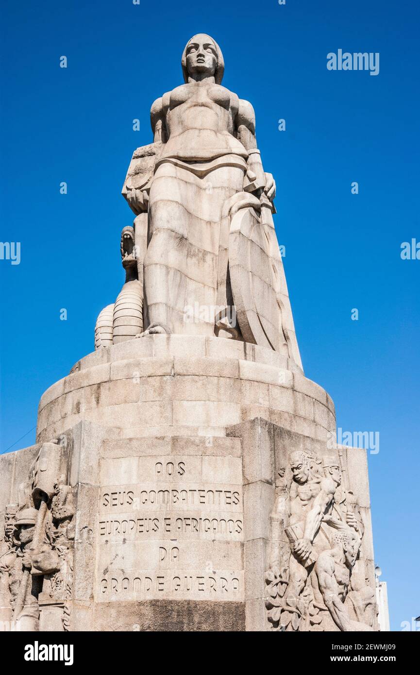 War Memorial, Workers' Square (Praça dos Trabalhadores). Female sculpture  depicts legendary Snake Lady (Senhora de Cobra). Maputo, Mozambique, Africa  Stock Photo - Alamy