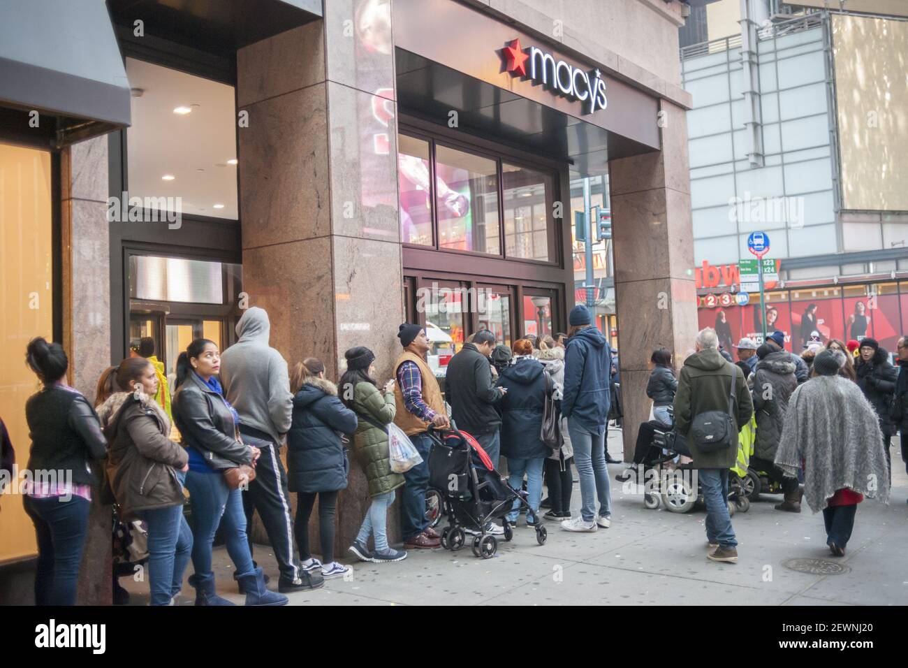 Waiting queue black friday High Resolution Stock Photography and Images -  Alamy