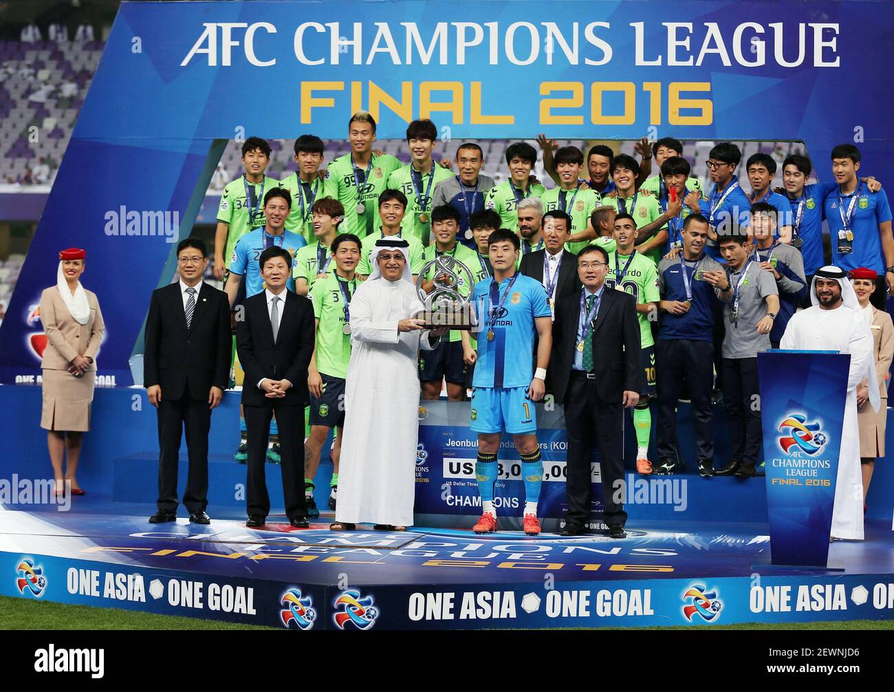 161127) -- AL-AIN, Nov. 27, 2016 (Xinhua) -- Team Jeonbuk Hyundai Motors  celebrate victory after their AFC Champions League final against UAE's  Al-Ain in Al-Ain on Nov. 26, 2016. (Xinhua/Li Zhen) (Photo