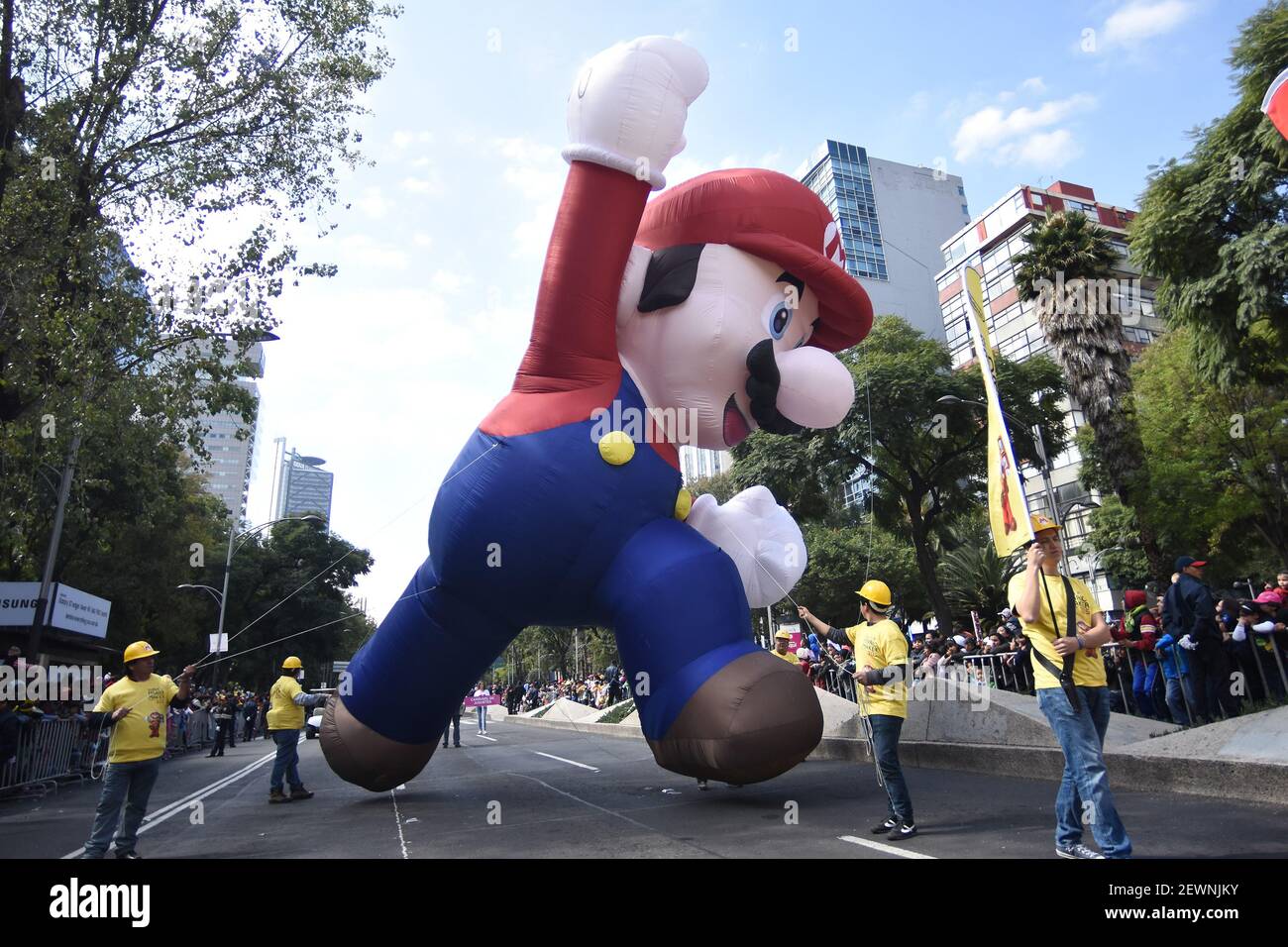 valgfri Mose Recite Balloons of Mario Bross is seen during Bolo Fest Parade 2016 at Reforma  Avenue on November