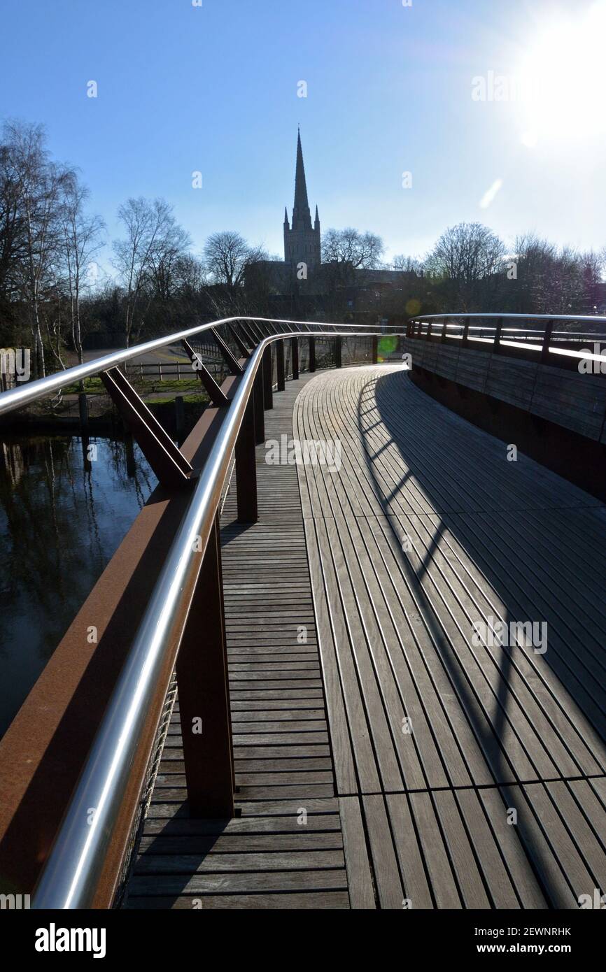 Looking along Peter's Bridge across the River Wensum, with the spire of Norwich Cathedral beyond Stock Photo