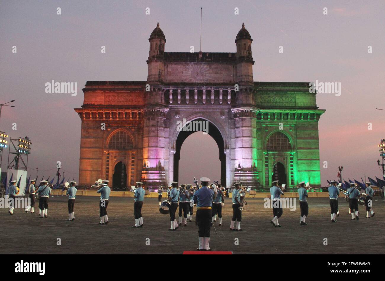 161202) -- MUMBAI, Dec. 2, 2016 (Xinhua) -- Photo taken on Dec. 1, 2016  shows a rehearsal of beating retreat and tattoo ceremony at the Gateway of  India by the Indian Navy's