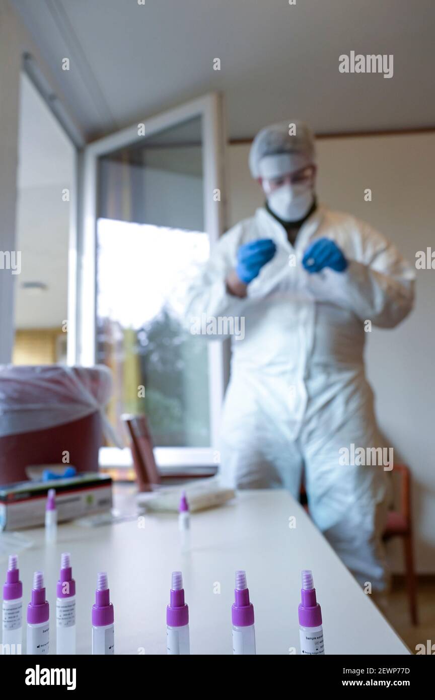 GERMANY, Hamburg, corona pandemic, fast testing for visitors and staff in nursing home for old age people, rapid test PoC-Antigen of Chinese company Beijing Hotgen Biotech Co., test done by german army Bundeswehr soldiers Stock Photo