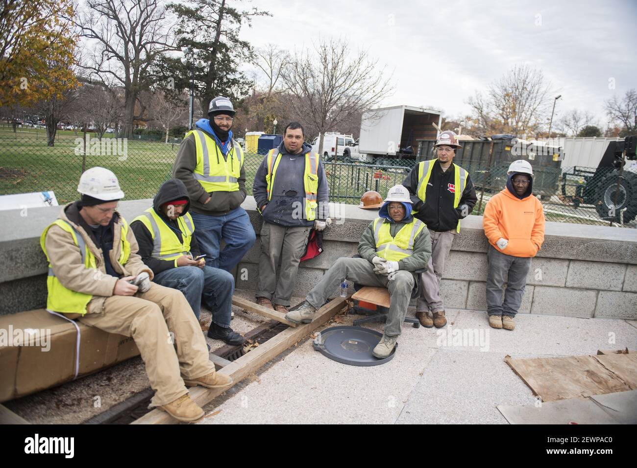 UNITED STATES - DECEMBER 08: Workers take a break near the presidential inauguration construction site on the West Front of the Capitol, December 08, 2016. (Photo By Tom Williams/CQ Roll Call) *** Please Use Credit from Credit Field *** Stock Photo