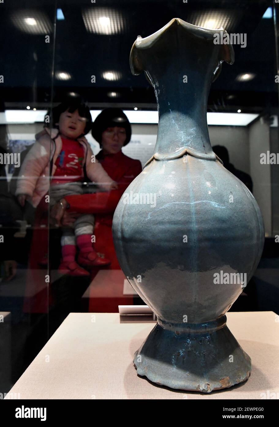 161210) -- ZHENGZHOU, Dec. 10, 2016 (Xinhua) -- Citizens visit the 1st  Central China International Ceramics Biennale at the Henan Museum in  Zhengzhou, central China's Henan Province, Dec. 10, 2016. The biennale