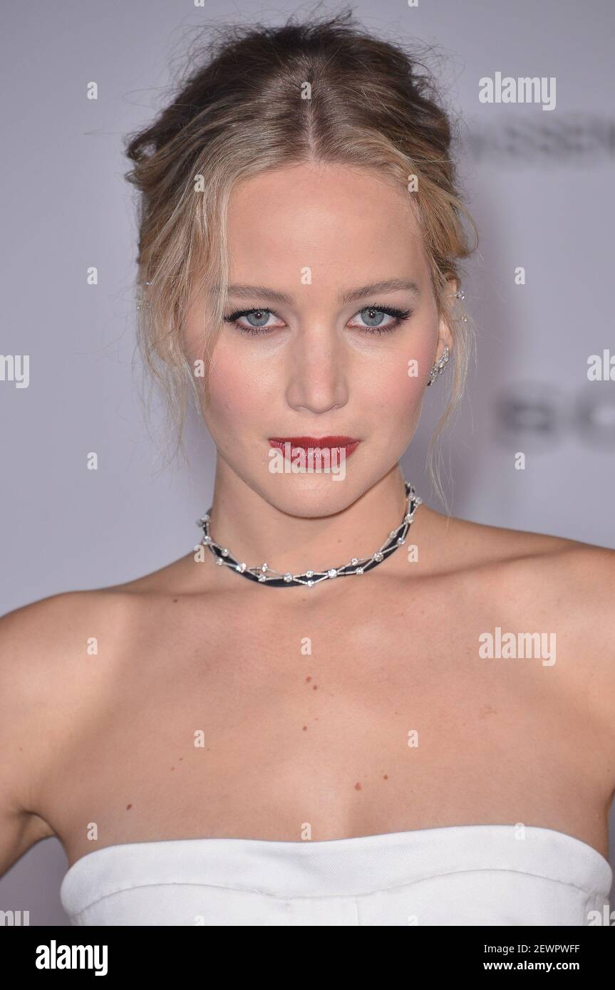 Jennifer Lawrence arrives at the "Passengers" Los Angeles Premiere held