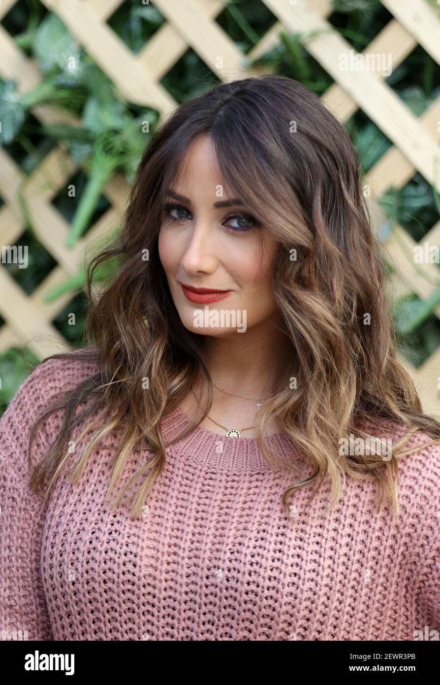 MIAMI, FLORIDA - DECEMBER 22: Actress Karla Monroig posses outside  'Despierta America" morning show on December 22, 2016 in Miami, Florida.  *** Please Use Credit from Credit Field *** Stock Photo - Alamy