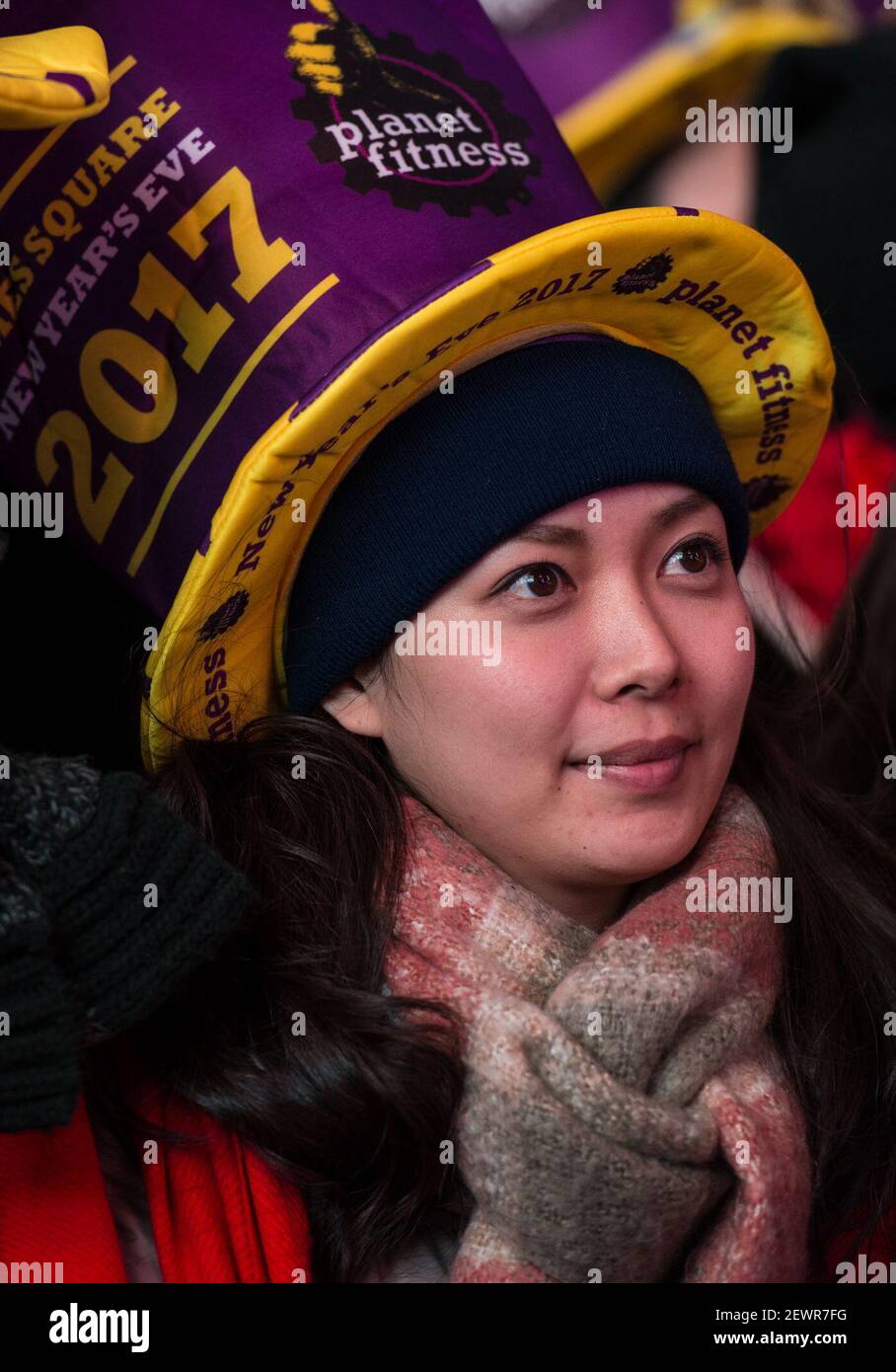 (170101) -- NEW YORK, Jan. 1, 2017 (Xinhua) -- A lady attends the New ...