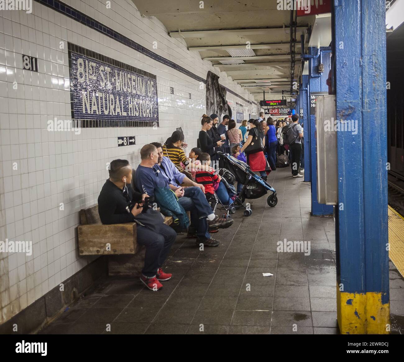 ironie Met opzet pint Long suffering subway riders wait for a train at the 81st Street-Museum of  Natural History station on the New York subway on Sunday, October 30, 2016.  NYS Governor Andrew Cuomo has called