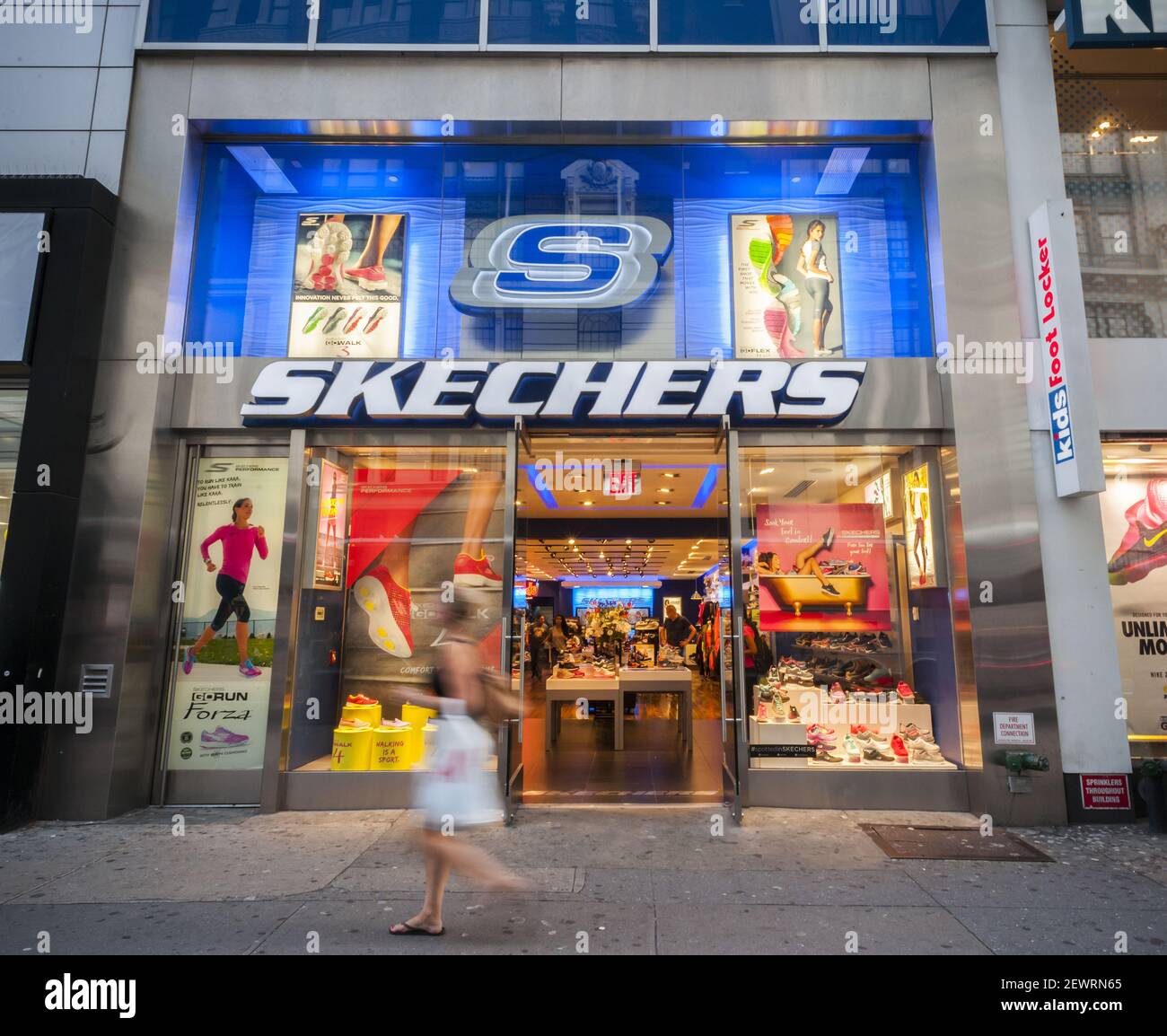 Almeja encuentro Desacuerdo A Skechers store in Herald Square in New York on Tuesday, August 9, 2016.  (Photo by Richard B. Levine Stock Photo - Alamy