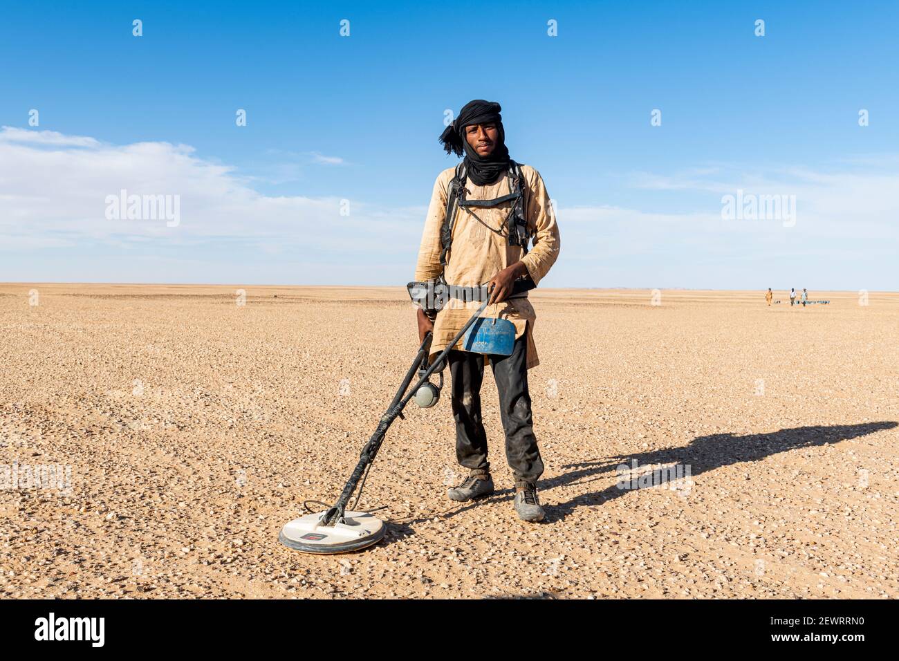 Tuareg searching with a metal detector for gold in the Tenere desert, Sahara, Niger, Africa Stock Photo