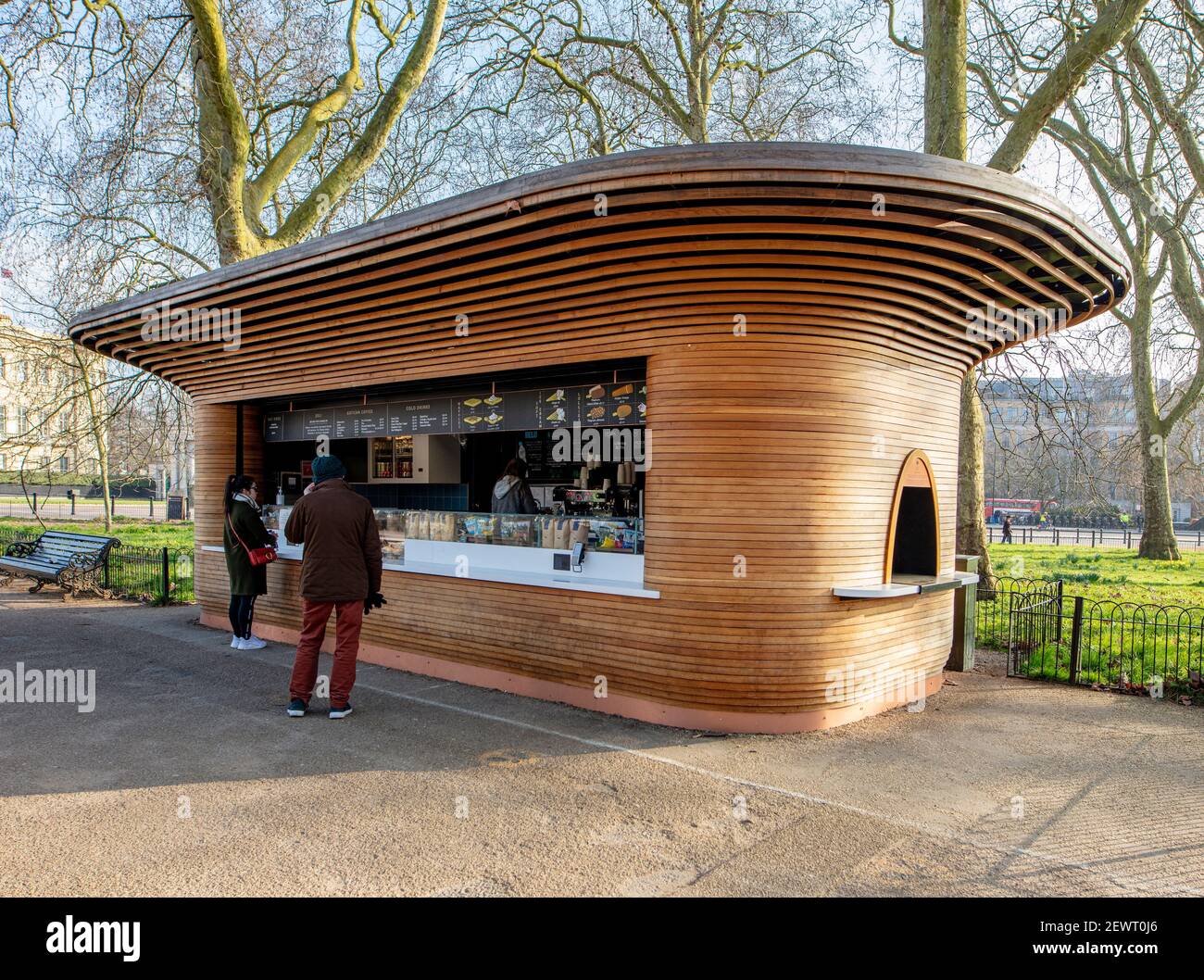 Refreshment kiosk in Hyde Park, London designed by Tom Raffield in curved 'steam-bent' cladding for cafe brand Colicci by Mizzi Studio Stock Photo