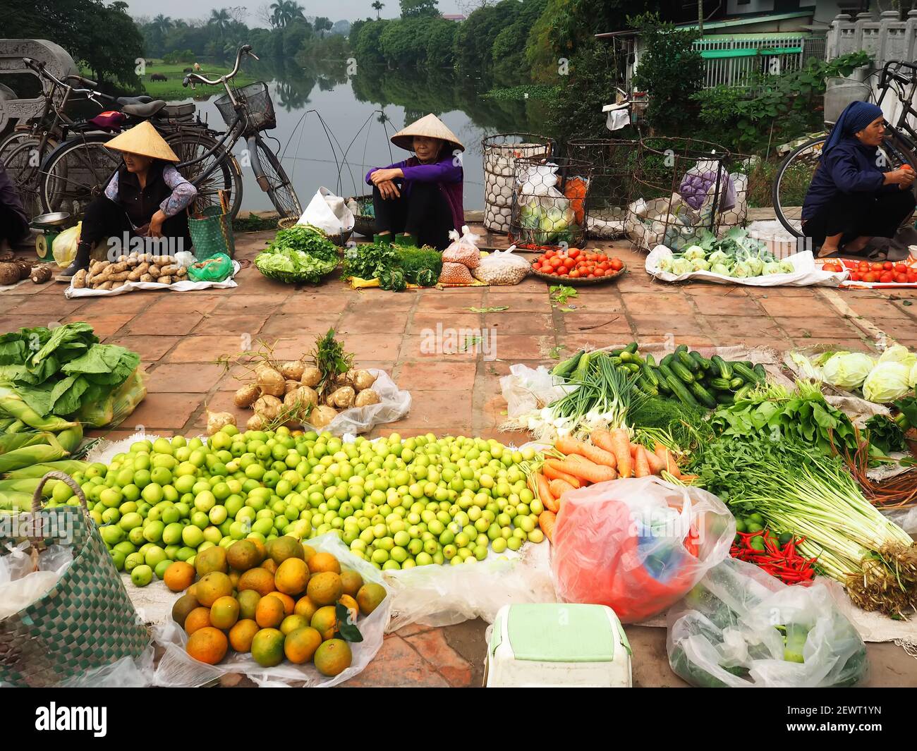 Vietnam free market Stock Photo - Alamy