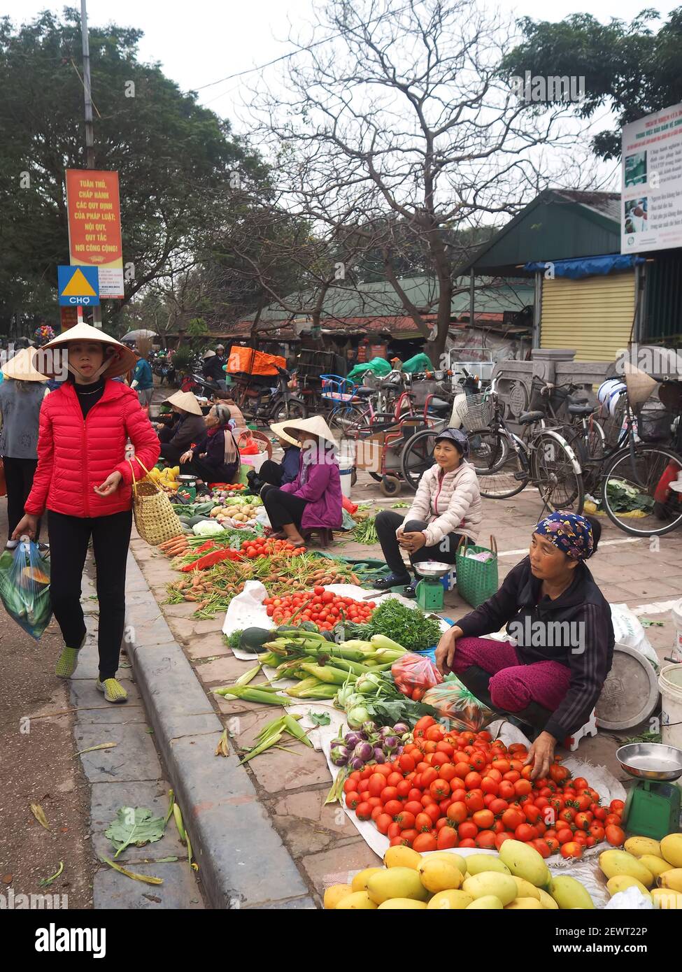 Vietnam free market Stock Photo - Alamy