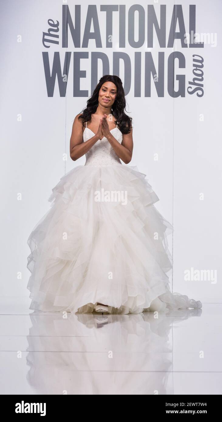 Runway model hi-res stock photography and images - Alamy