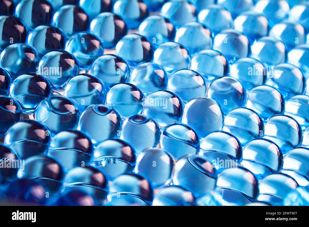 Boules De Gel Bleu D'eau. Boule De Cristal Liquide Avec Réflexion. Gros  Plan Macro. Banque D'Images et Photos Libres De Droits. Image 98964789