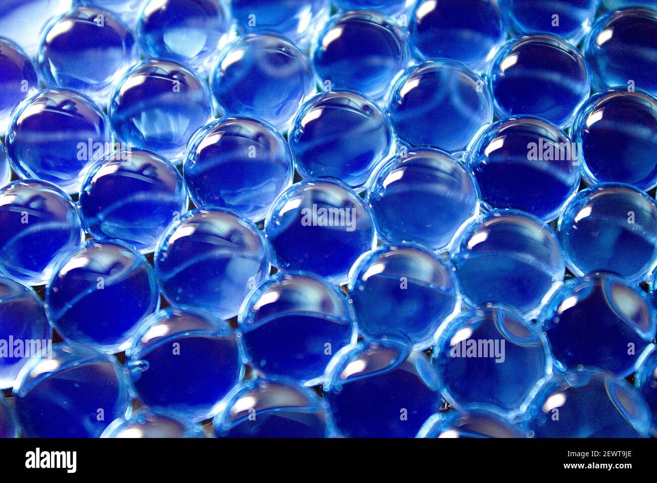 Boules De Gel Colorées Pareau Gel De Polymère Silicagel Boules D'hydrogel  Bleu Boule Liquide En Cristal Avec La Réflexion Fond De Photo stock - Image  du glace, moderne: 142134024