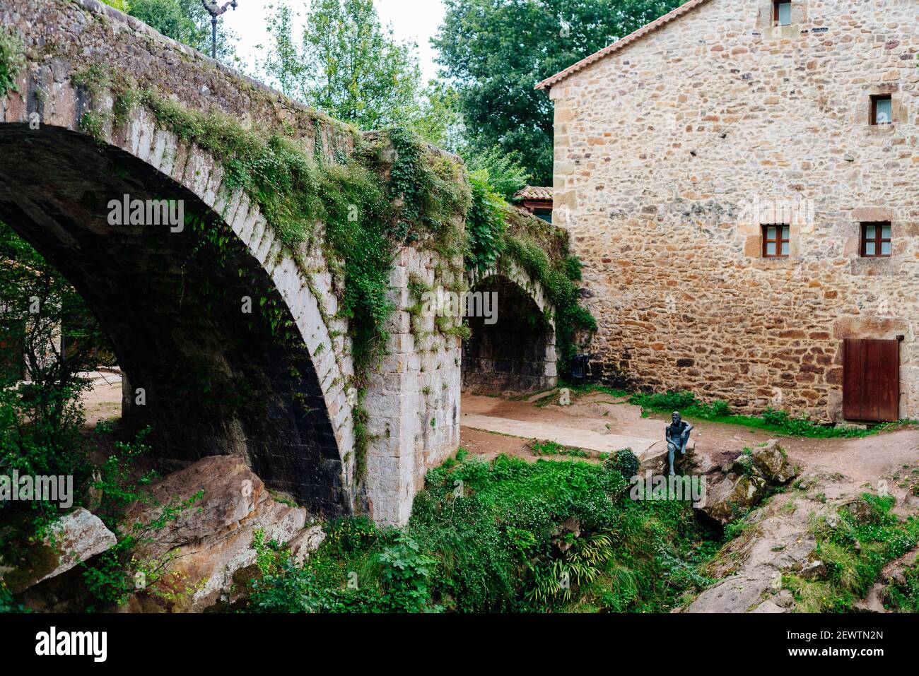 Old medieval stone bridge hi-res stock photography and images - Alamy