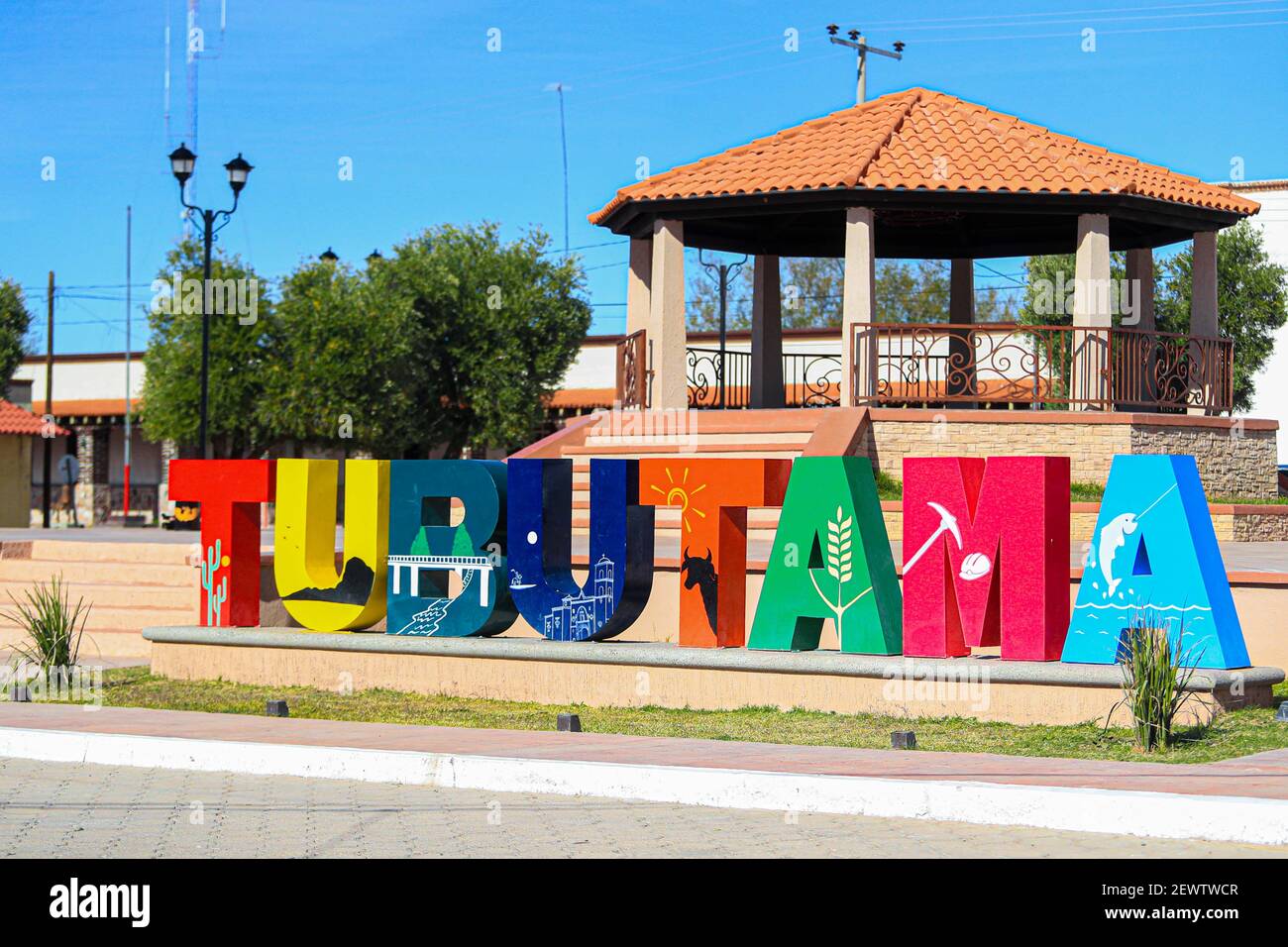Tubutama Mexico. Monumental colored letters with the name of the municipality Tubutama, Sonora, Mexico. (Photo by Luis Gutierrez / Norte Photo)  Tubutama Mexico. Letras monumentales de colores con en nombre del municipio Tubutama, Sonora, Mexico. (Photo by Luis Gutierrez/Norte Photo) Stock Photo
