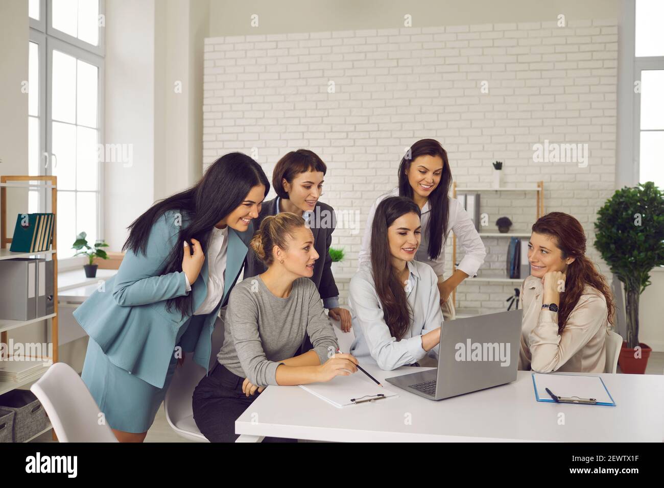 Teamwork on project group hi-res stock photography and images - Alamy