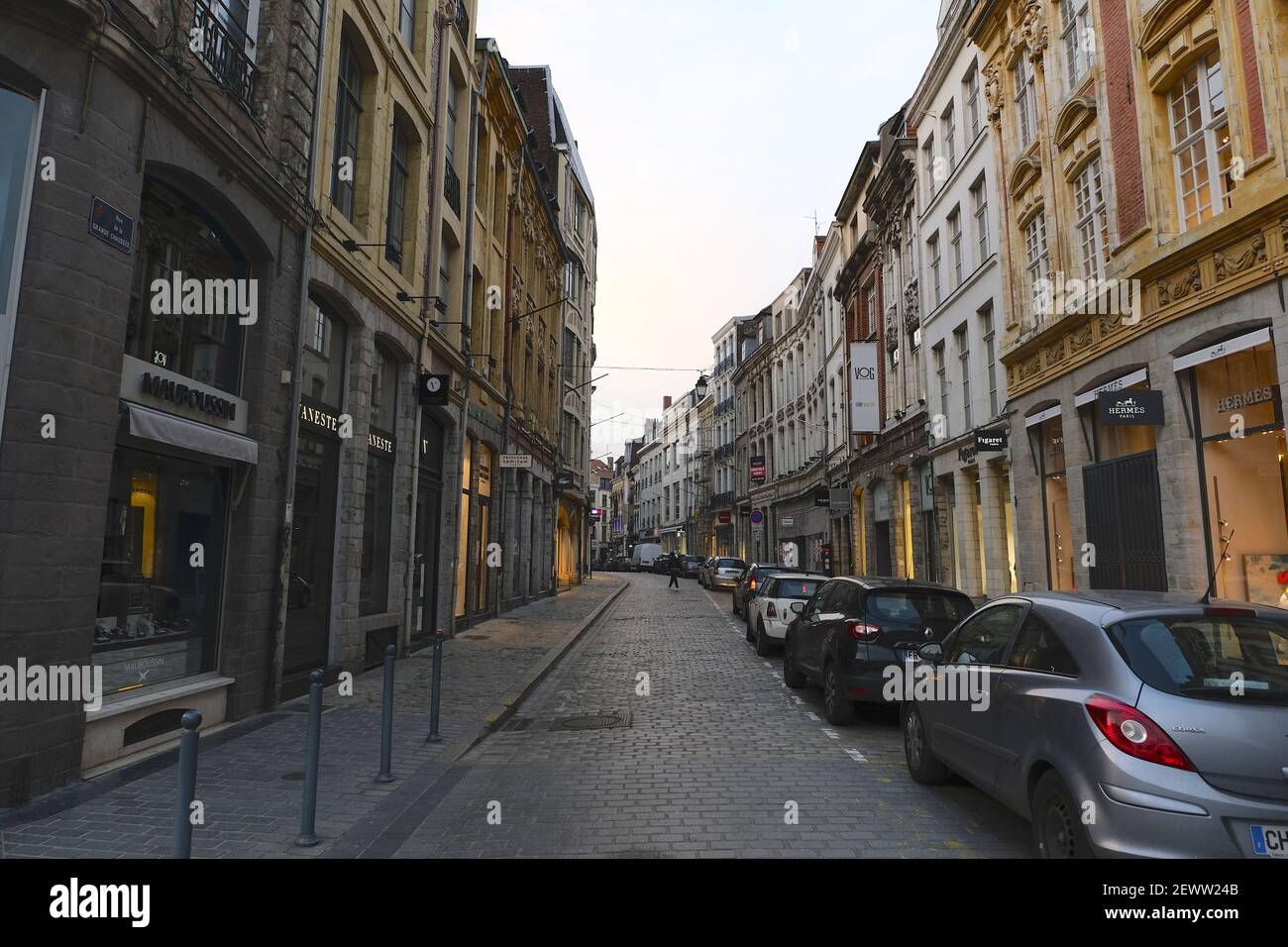 Lille, Nord, France. 3rd Mar, 2021. Lille, a large city in northern France where COVID-19 has reached the alert level.The shops are closing and people are rushing home before the curfew time at 6 p.m. this city will probably be confined from next weekend Credit: Pierre Stevenin/ZUMA Wire/Alamy Live News Stock Photo