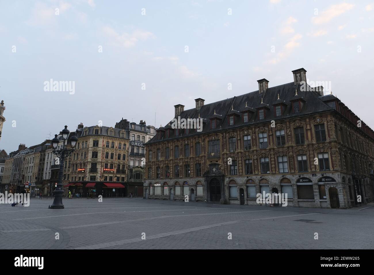 Lille, Nord, France. 3rd Mar, 2021. Lille, a large city in northern France where COVID-19 has reached the alert level.The shops are closing and people are rushing home before the curfew time at 6 p.m. this city will probably be confined from next weekend Credit: Pierre Stevenin/ZUMA Wire/Alamy Live News Stock Photo