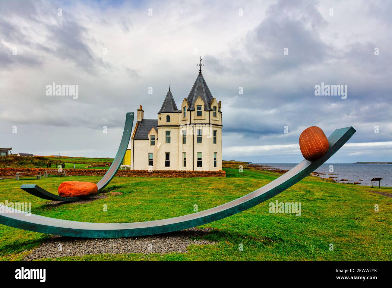 Nomadic Boulders sculpture and The Inn at John o' Groats,  Taigh Iain Ghròt,  North Coast 500,  Caithness, Scotland Stock Photo
