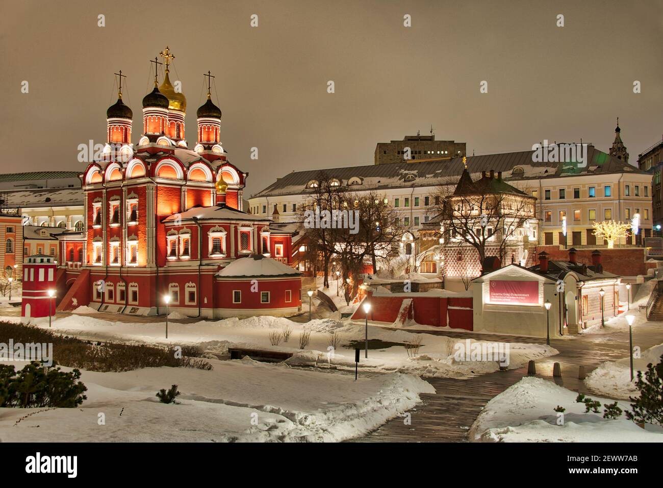 = Znamensky Cathedral and Romanov’s Estate in Winter Night =  View from a summer amphitheater of the new Zaryadye park on the recently renovated ancie Stock Photo