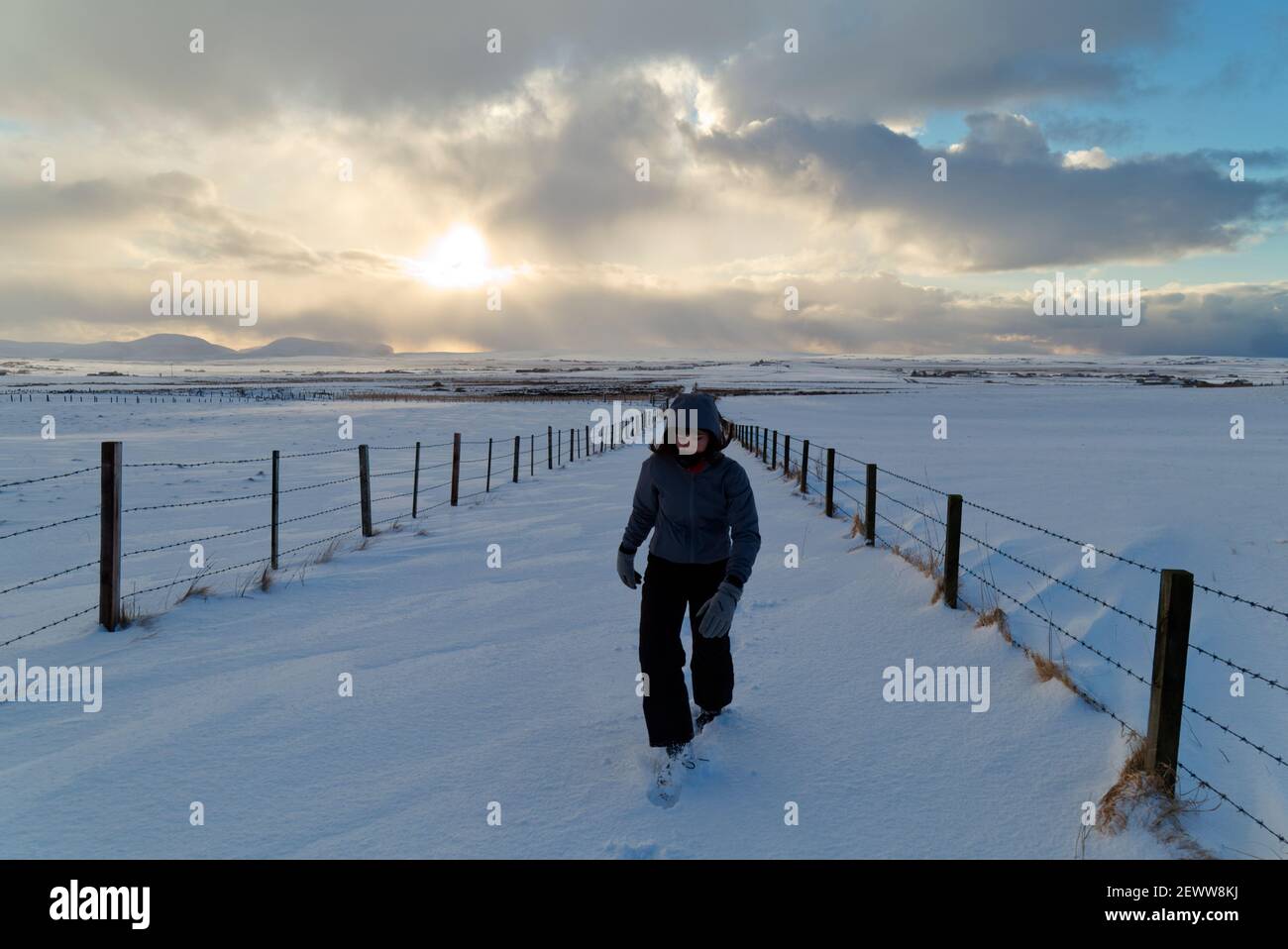 Teen girl walking alone hi-res stock photography and images - Alamy