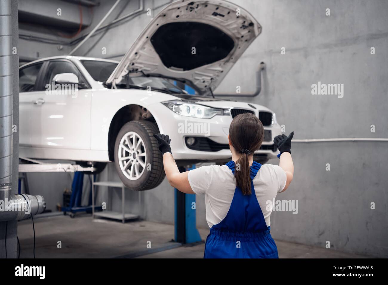 Mechanic uses lift machine hi-res stock photography and images - Alamy