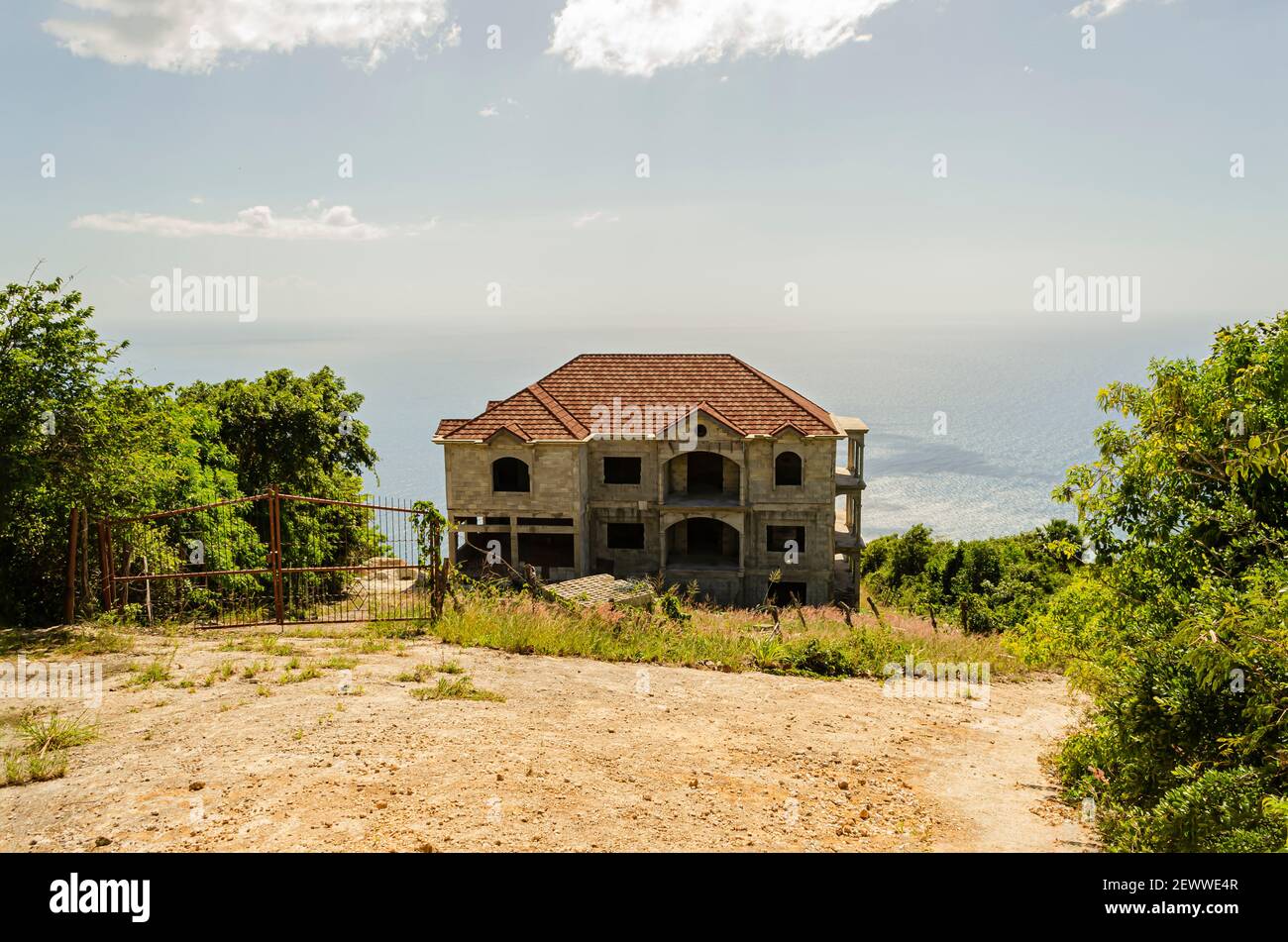 Unfinished grey concrete building hi-res stock photography and images ...