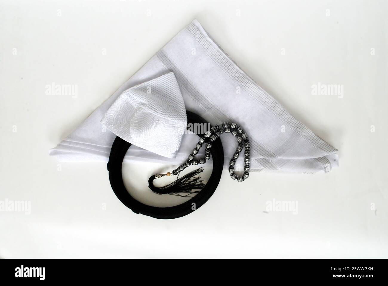 Arabic traditional clothing accessories Islamic cap and Rosary Agal and ...