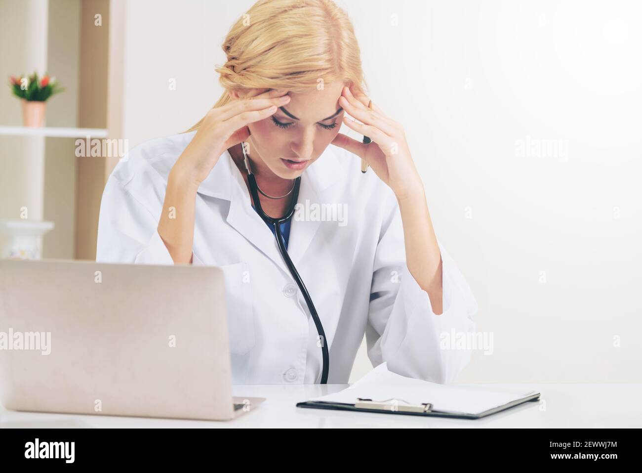 больше не работаю врачом. больше не работаю врачом. больше не работаю врачом. мужчина сидит в офисе. врач который работает с 9 утра.