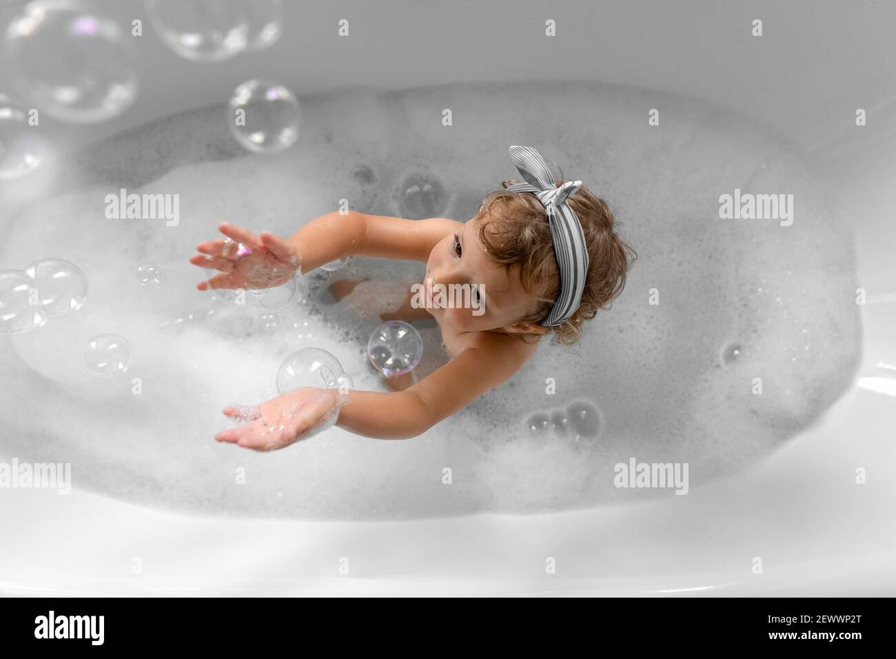 Kids bubble bath hi-res stock photography and images - Alamy