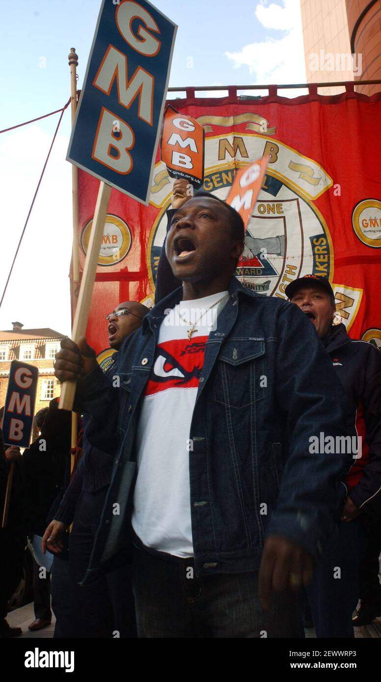 EMPLOYEES OF NCP CAR PARKS PROTEST OUTSIDE THE OFFICES OF THE 3i GROUP IN PALACE STREET, LONDON, IN A DEMONSTRATION ORGANISED BY THE GMB UNION.TOM PILSTON 21 February 2007 Stock Photo