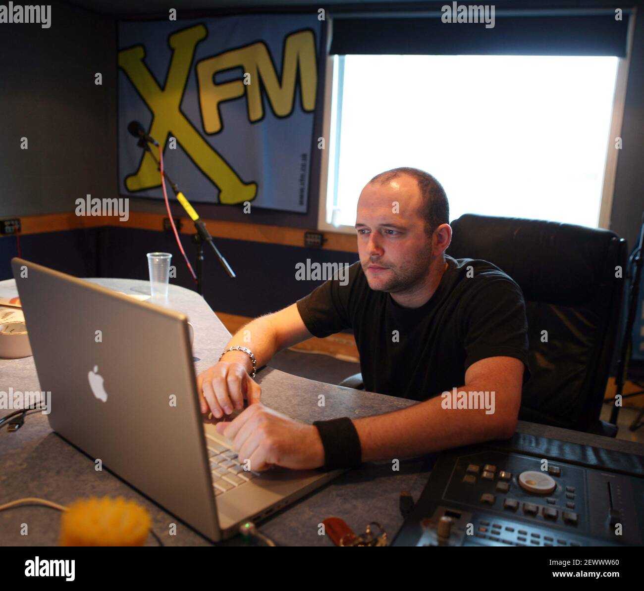 X.FM radio.....Chris Denman XFM Live producer sound engeneer.  pic David Sandison 15/8/2007 Stock Photo