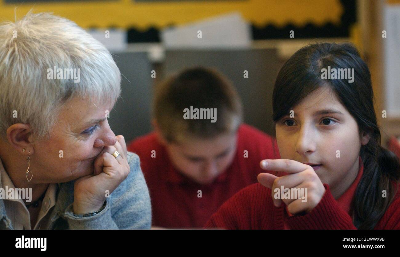 HEAD JULIE EVANS WITH YEAR SIX AT THE COBOURG PRIMARY SCHOOL IN SOUTH LONDON. 5 December 2006 TOM PILSTON Stock Photo