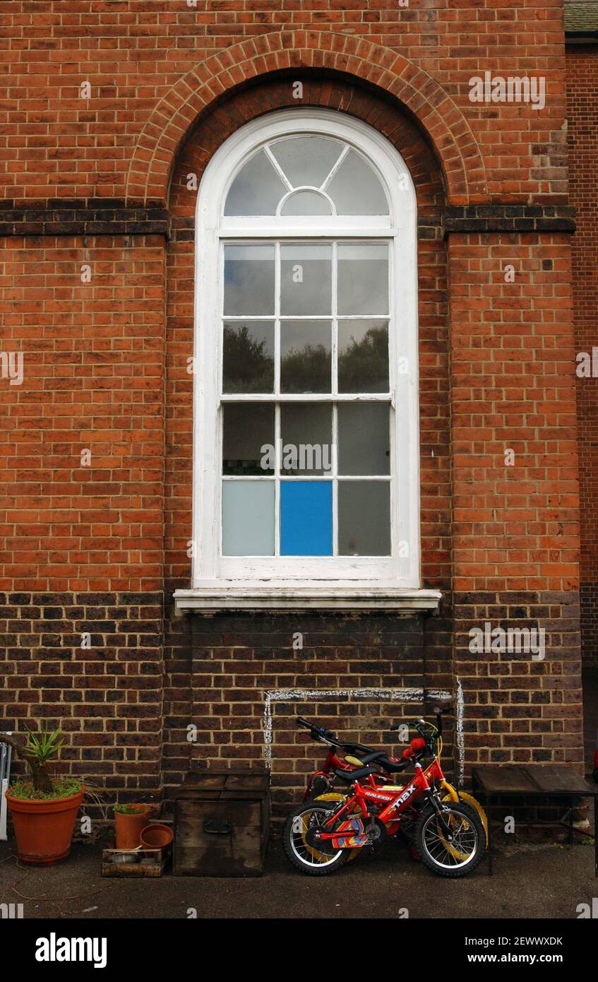 AT HOME WITH ELLA DORAN IN HER FLAT IN A CONVERTED HACKNEY SCHOOL.20/10/06 TOM PILSTON Stock Photo