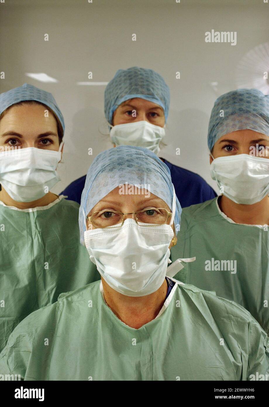 L-R ISABEL JONES ,CONSULTANT PLASTIC AND RECONSTRUCTIVE SURGEON DALIA V NIELD,DR CATHERINE GREVILLE AND SISTER SIOBHAN SCANNELL. 10/11/06 TOM PILSTON Stock Photo