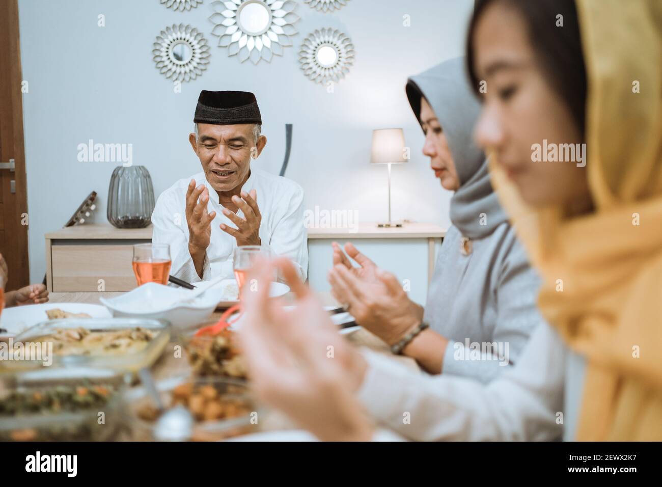 Можно ли во время рамадана лечить зубы. Ифтар в мусульманской семье. Мусульмане в Азии. Мусульманская семья в Рамадан. Ифтар с семьей.