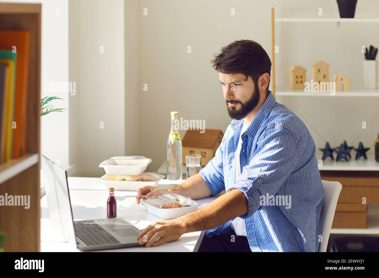 A meal plan for a week. Bowl with vegetable salad in the workplace near the  computer. Lunch in the office during a break between work Stock Photo -  Alamy