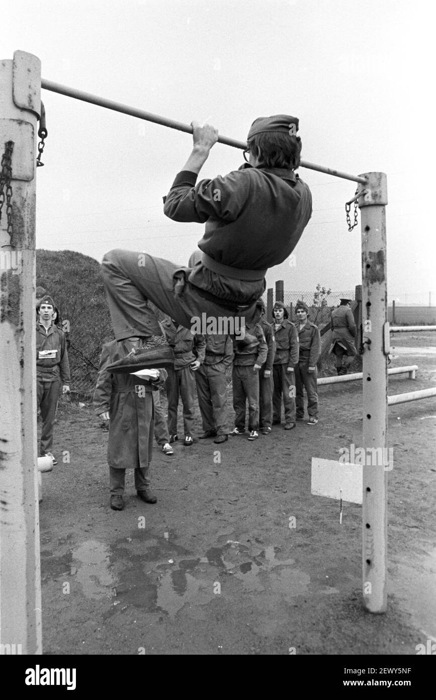 30 November 1981, Saxony, Delitzsch: Pull-ups in uniform. District military parades take place, as here in 1982 in Delitzsch, under the auspices of the GST. Exact date of recording not known. Photo: Volkmar Heinz/dpa-Zentralbild/ZB Stock Photo