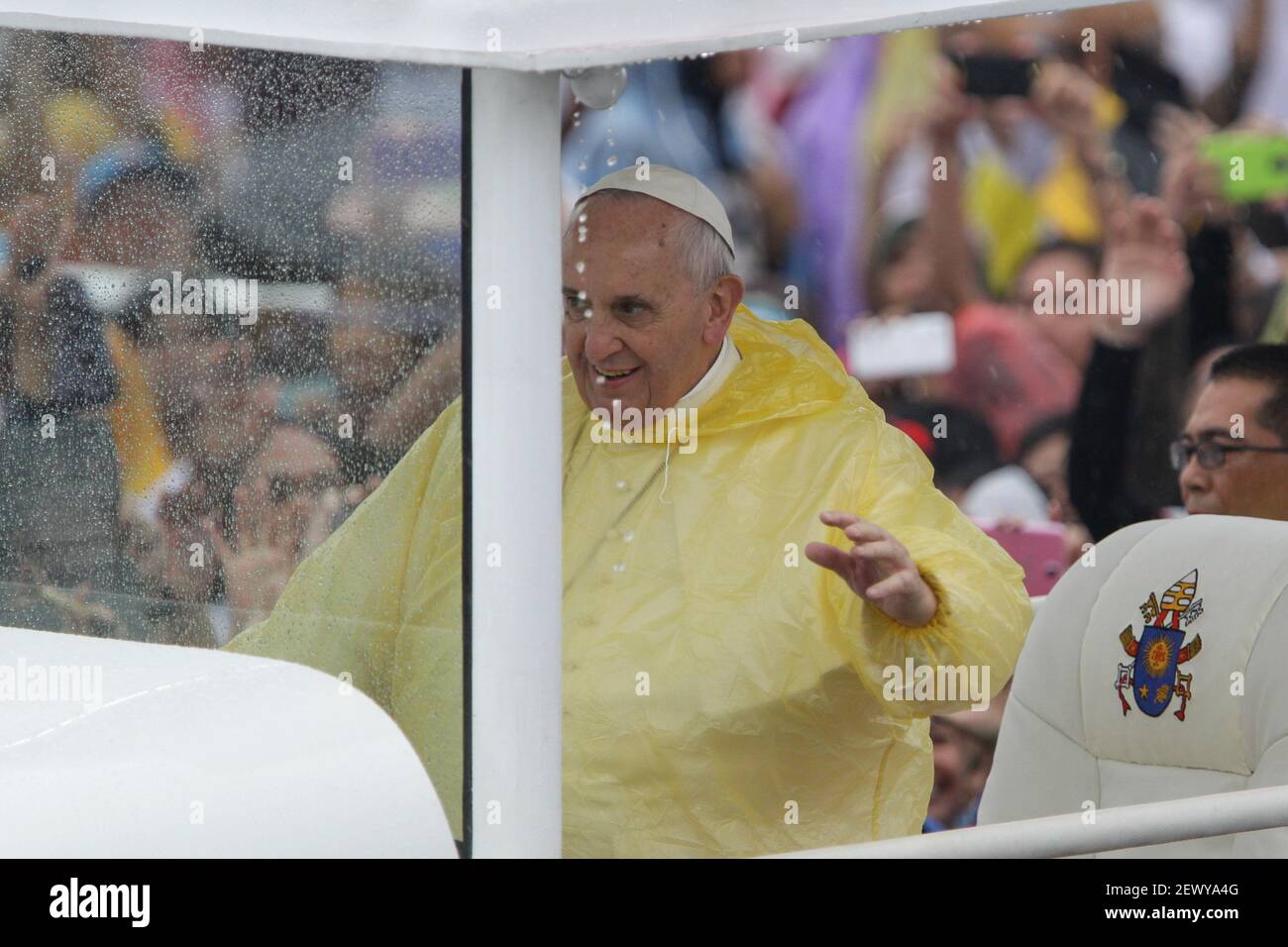 Manila, Philippines - Pope Francis greets the crowd before his closing mass at the Quirino Grandstand, Rizal Park on January 18, 2015. The mass was attended by an estimate of 6-7 million people. Photo by Mark Cristino. (Photo by Mark Cristino / Pacific Press) *** Please Use Credit from Credit Field *** Stock Photo