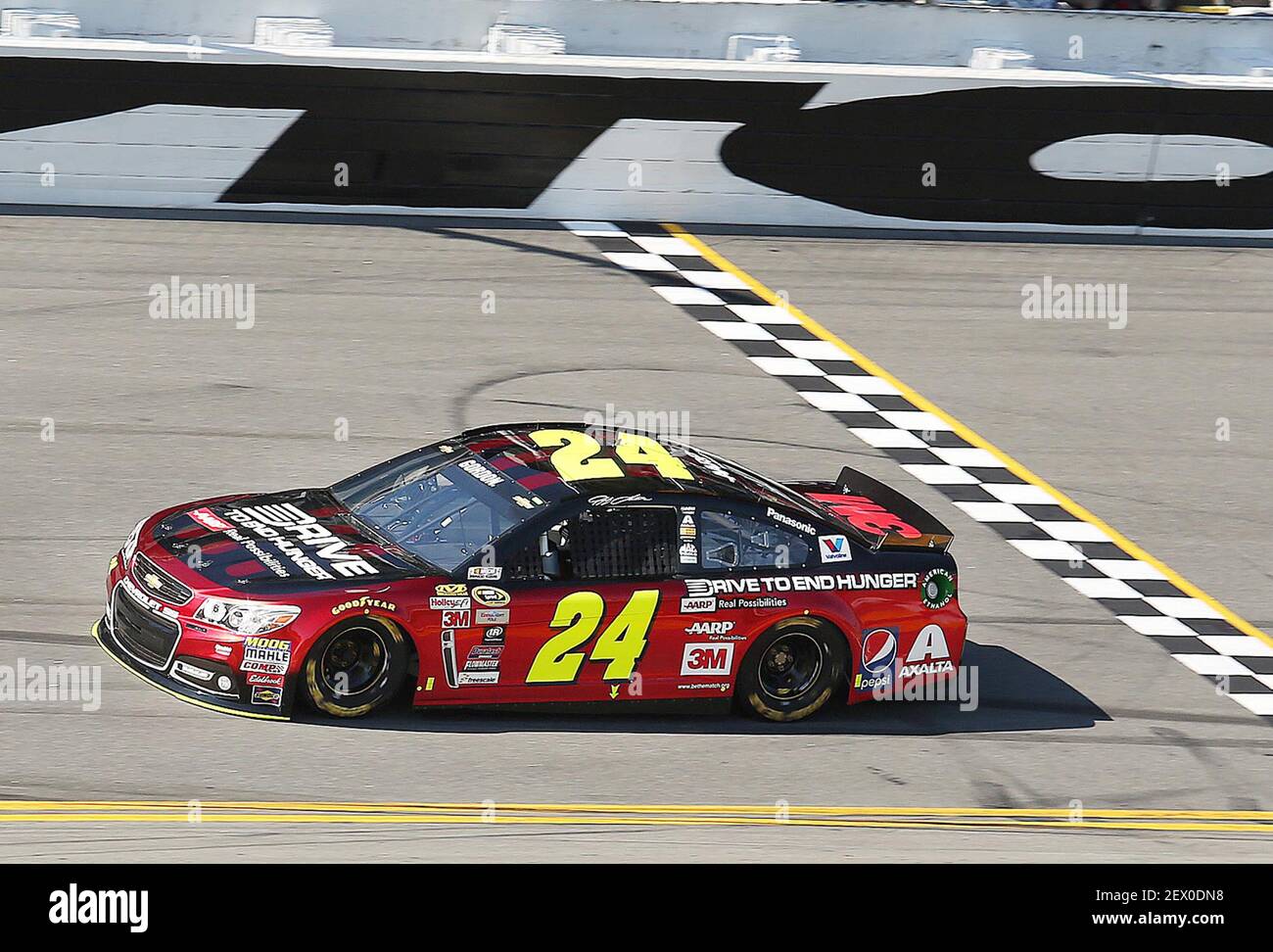 Jeff Gordon crosses the finish line during qualifying for the Daytona 500  at Daytona International Speedway in Daytona Beach, Fla., on Sunday, Feb.  15, 2015. (Photo by Stephen M. Dowell/Orlando Sentinel/TNS) ***, image size:1300x972