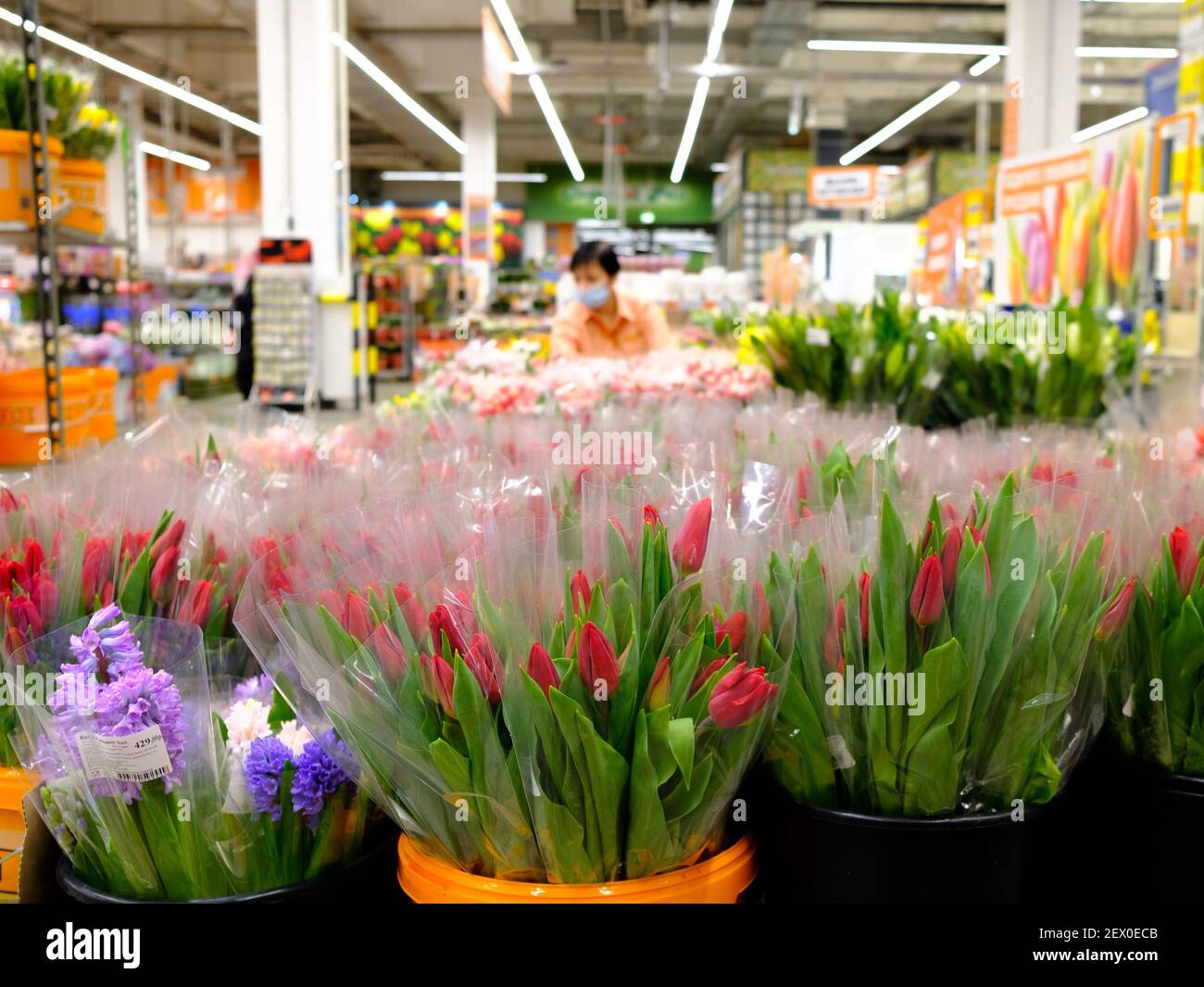 How to Expertly Wrap a Bouquet of Flowers from the Grocery Store